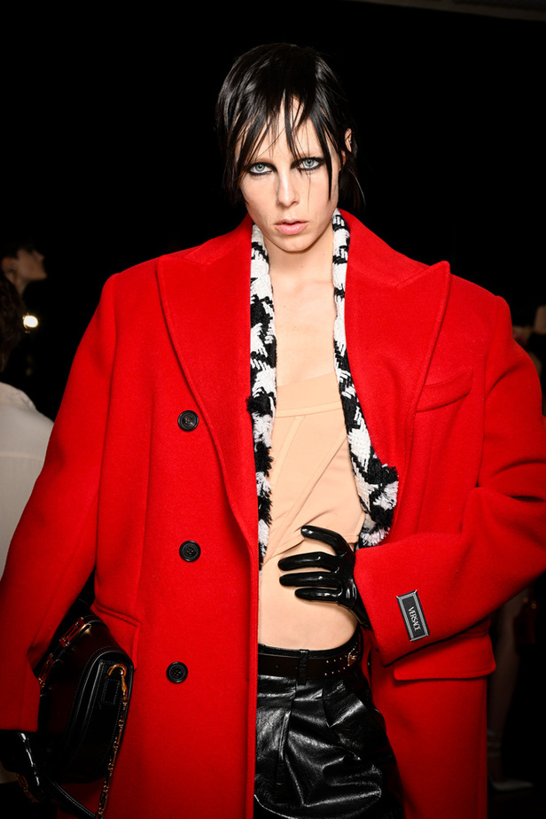 الألوان الصاخبة والمرأة الجريئة في مجموعة Versace لخريف وشتاء 2022