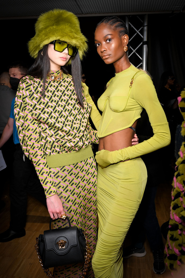 الألوان الصاخبة والمرأة الجريئة في مجموعة Versace لخريف وشتاء 2022