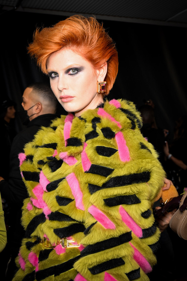 الألوان الصاخبة والمرأة الجريئة في مجموعة Versace لخريف وشتاء 2022