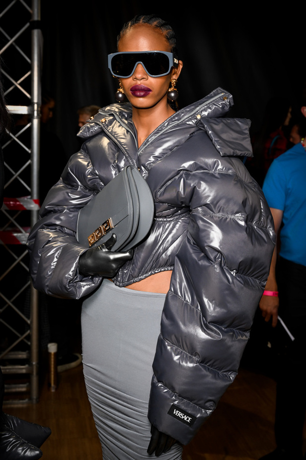 الألوان الصاخبة والمرأة الجريئة في مجموعة Versace لخريف وشتاء 2022