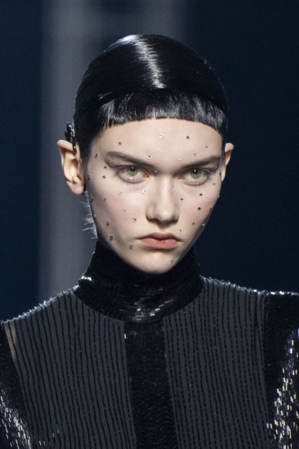 عرض أزياء فندي للهوت كوتور لربيع وصيف 2022