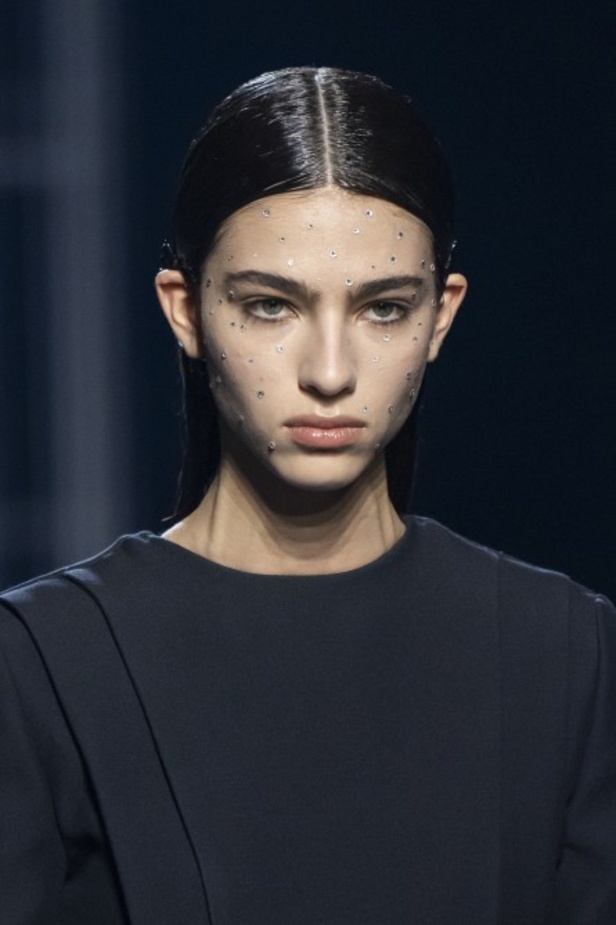 عرض أزياء فندي للهوت كوتور لربيع وصيف 2022