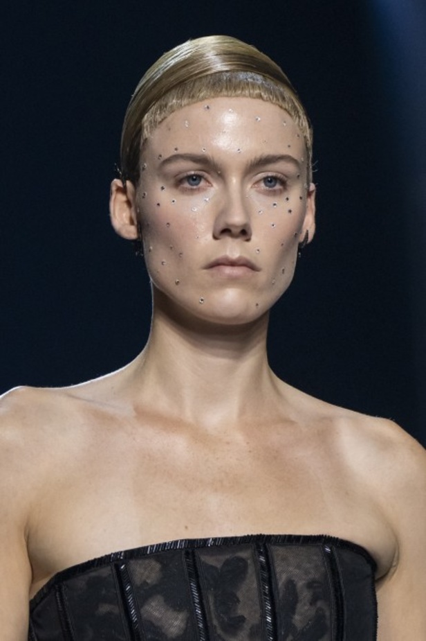 عرض أزياء فندي للهوت كوتور لربيع وصيف 2022