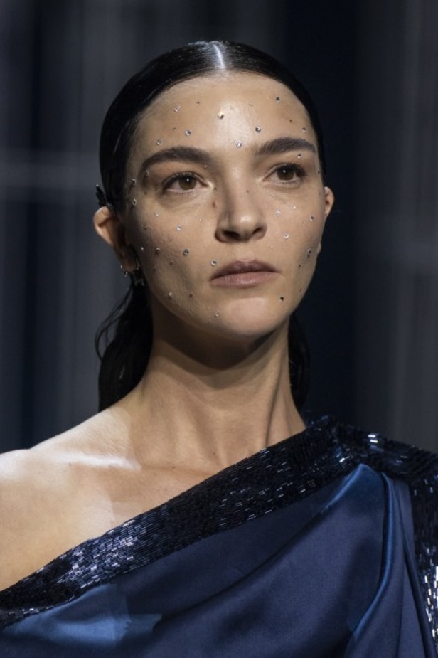 عرض أزياء فندي للهوت كوتور لربيع وصيف 2022