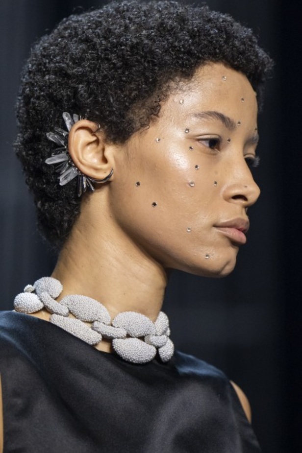 عرض أزياء فندي للهوت كوتور لربيع وصيف 2022