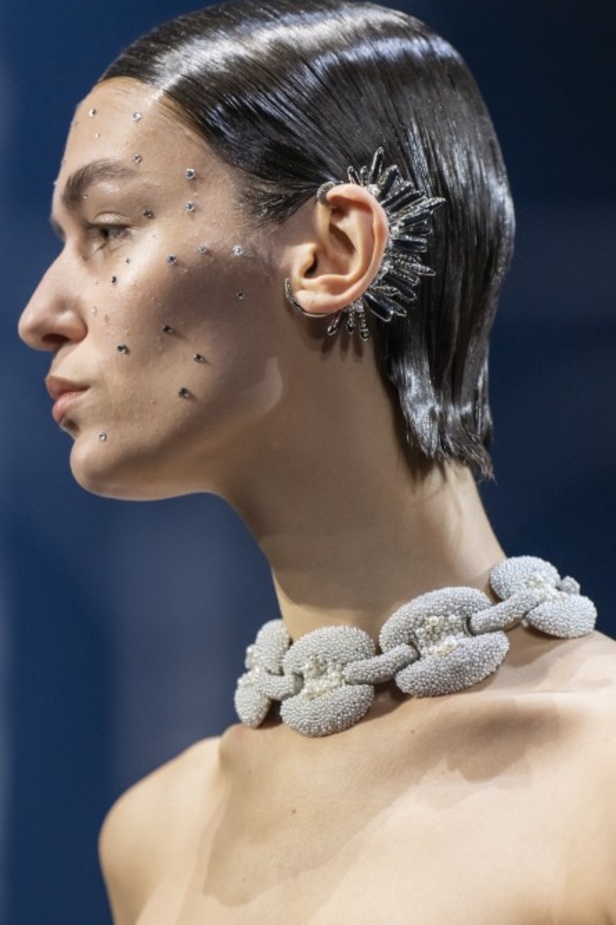 عرض أزياء فندي للهوت كوتور لربيع وصيف 2022