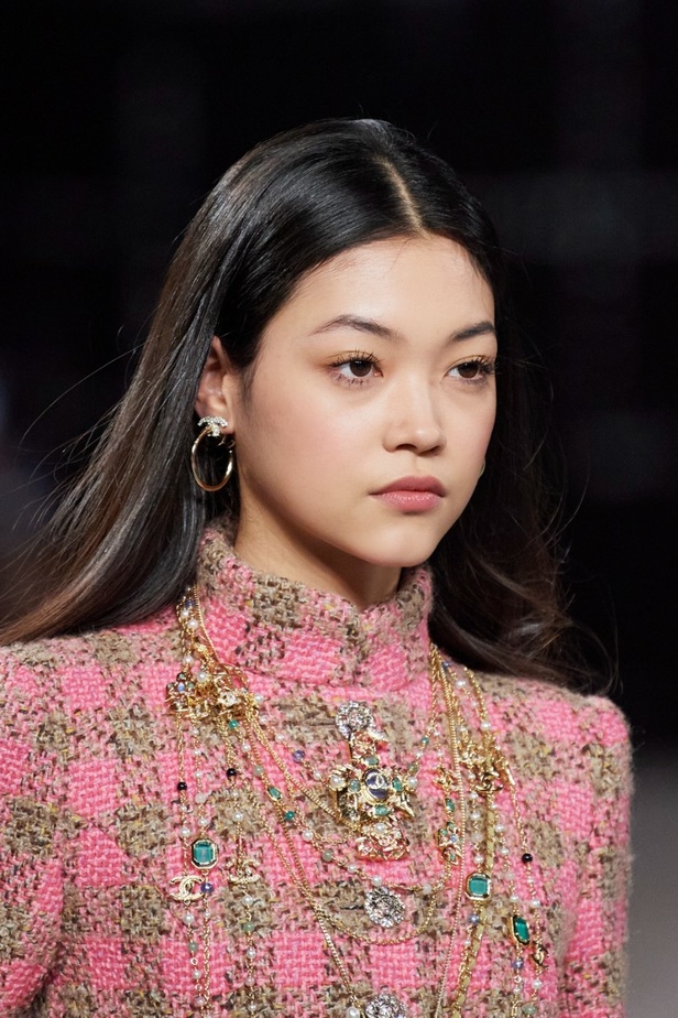 اطلالات جمالية من مجموعة CHANEL لخريف وشتاء 2022-2023