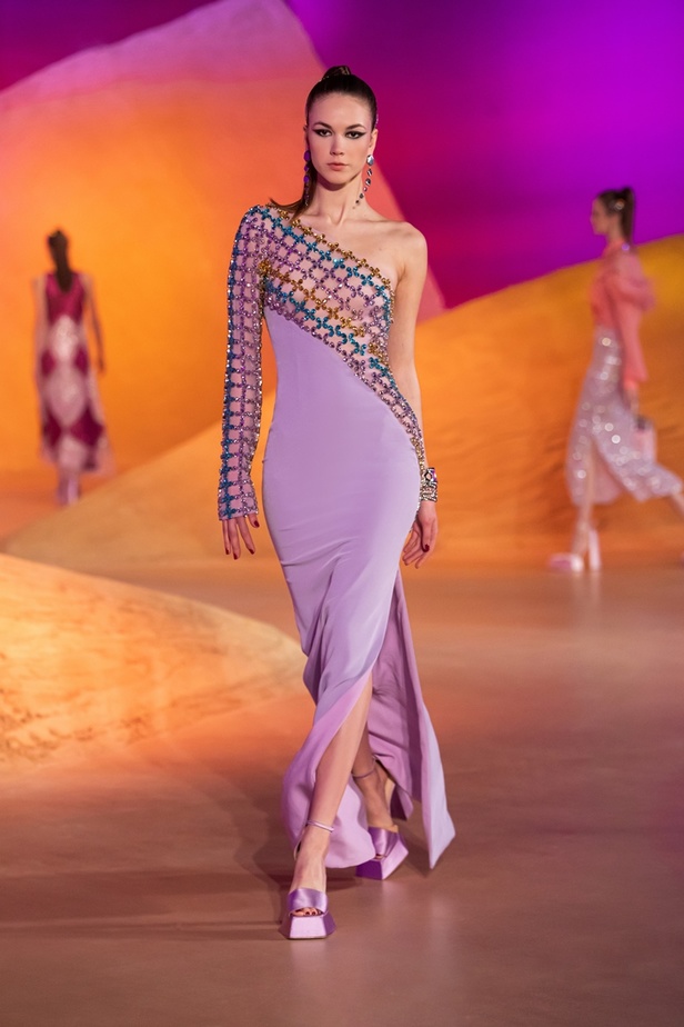 مجموعة جورج حبيقة لخريف وشتاء 2022-2023 نسيم الكوكب الأحمر