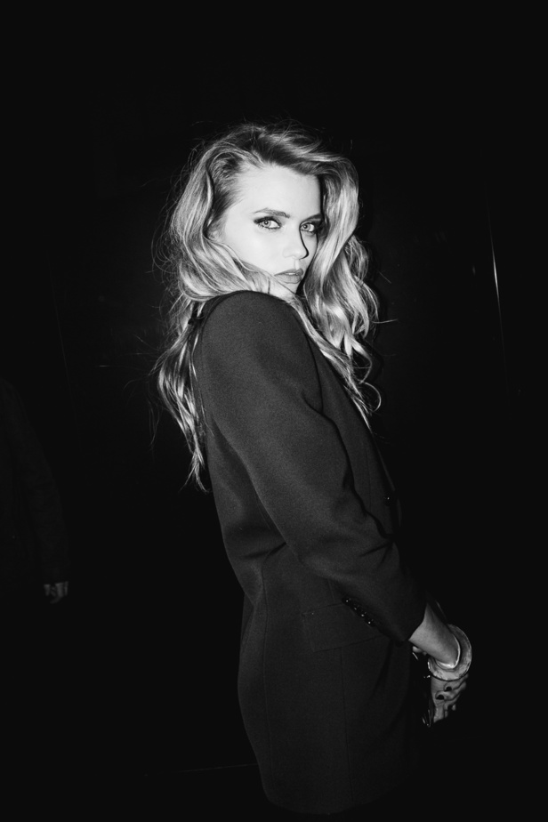 عرض أزياء Saint Laurent لشتاء 2022 بين كلاسيكية الألوان وجرأة الأقمشة  