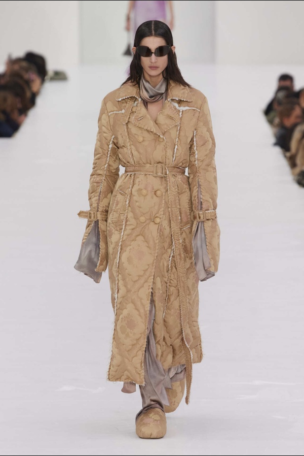 عرض أزياء مجموعة Acne Studios لموسم خريف وشتاء 2022 في باريس