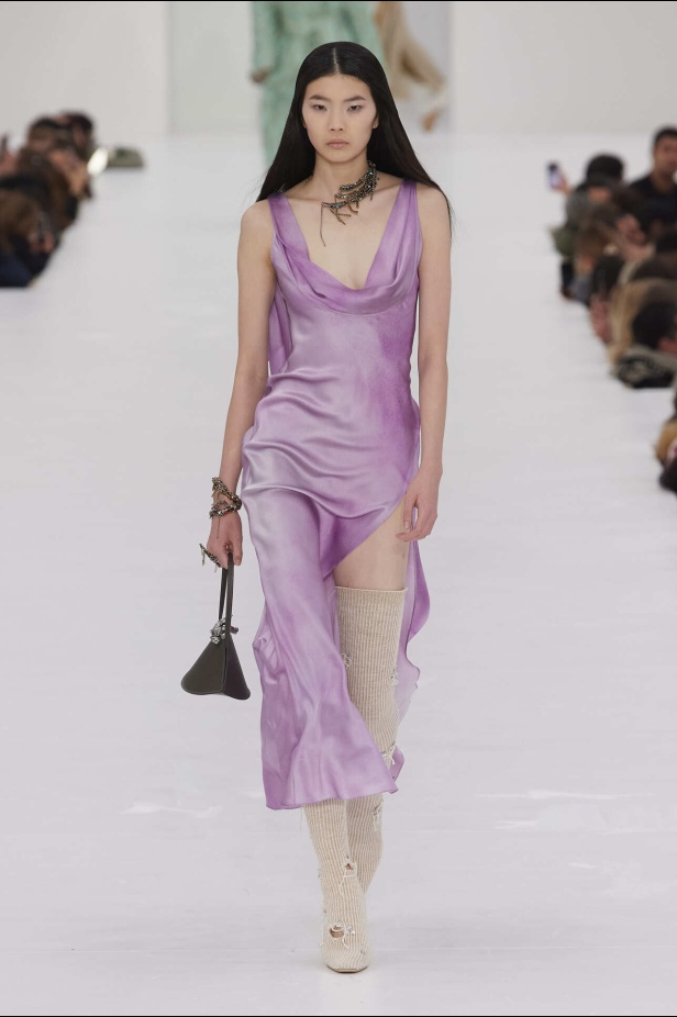 عرض أزياء مجموعة Acne Studios لموسم خريف وشتاء 2022 في باريس