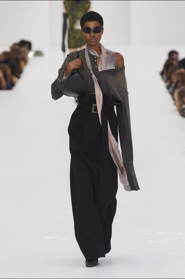 عرض أزياء مجموعة Acne Studios لموسم خريف وشتاء 2022 في باريس