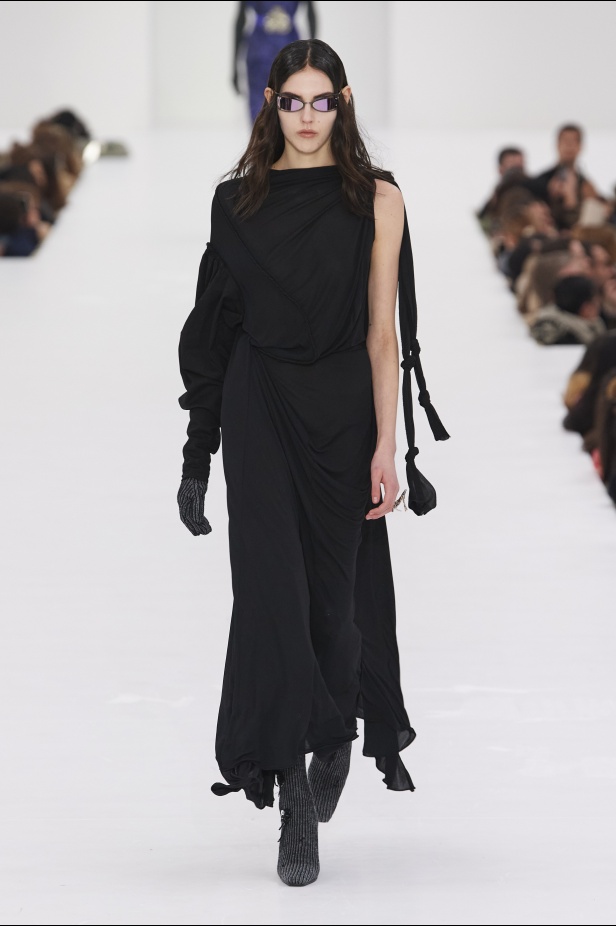 عرض أزياء مجموعة Acne Studios لموسم خريف وشتاء 2022 في باريس