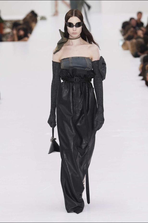 عرض أزياء مجموعة Acne Studios لموسم خريف وشتاء 2022 في باريس