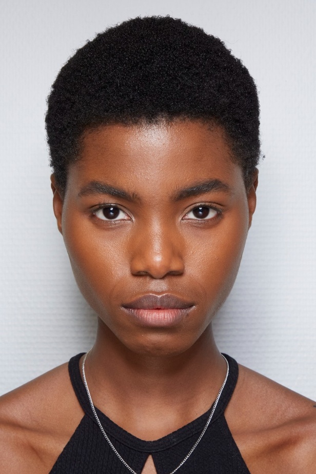 اطلالات جمالية في عرض أزياء مجموعة Acne Studios لموسم خريف وشتاء 2022 في باريس