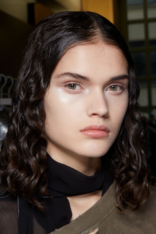 اطلالات جمالية في عرض أزياء مجموعة Acne Studios لموسم خريف وشتاء 2022 في باريس