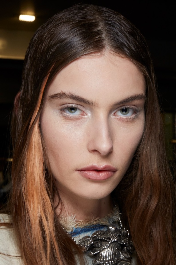 اطلالات جمالية في عرض أزياء مجموعة Acne Studios لموسم خريف وشتاء 2022 في باريس