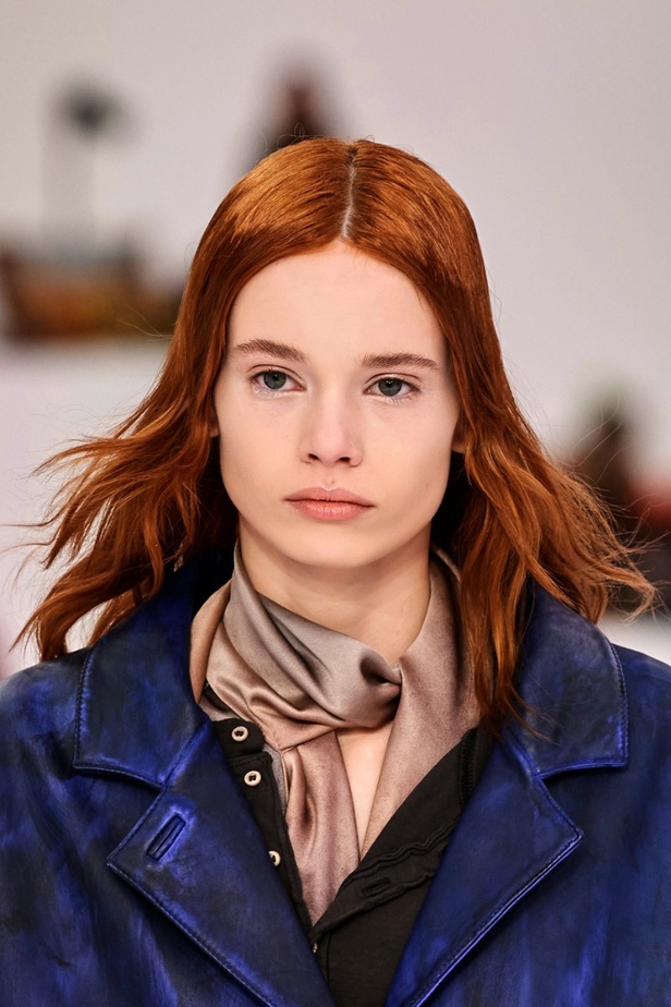 اطلالات جمالية في عرض أزياء مجموعة Acne Studios لموسم خريف وشتاء 2022 في باريس