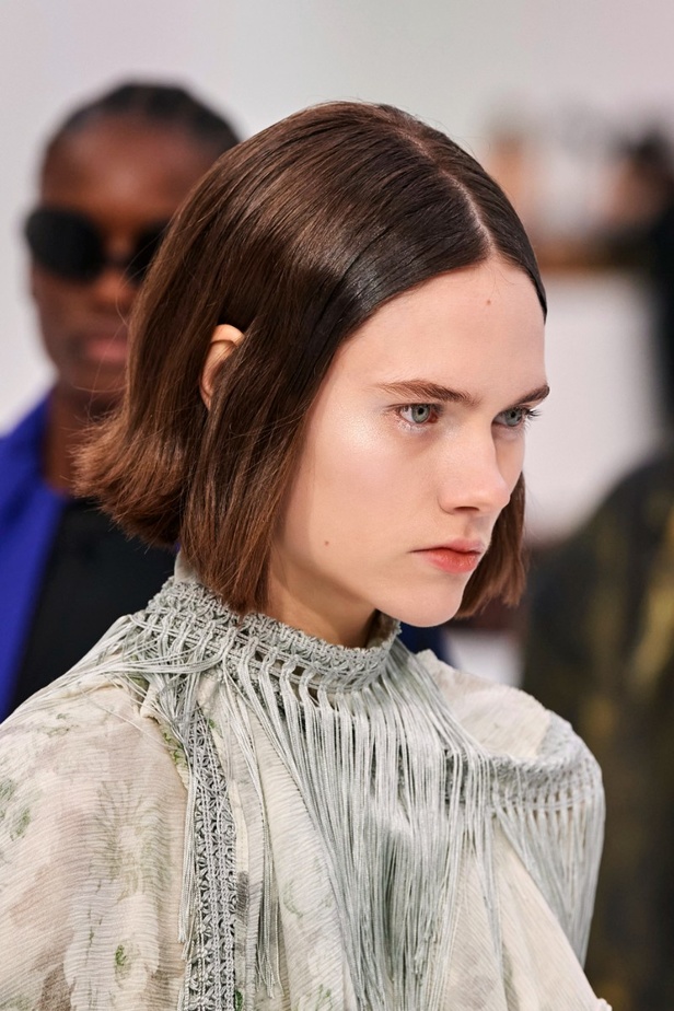 اطلالات جمالية في عرض أزياء مجموعة Acne Studios لموسم خريف وشتاء 2022 في باريس