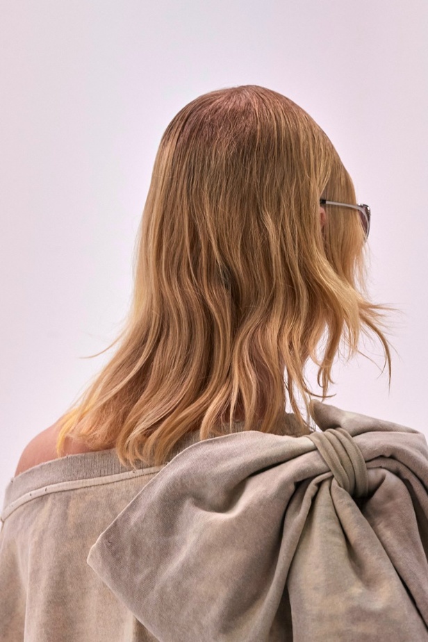 اطلالات جمالية في عرض أزياء مجموعة Acne Studios لموسم خريف وشتاء 2022 في باريس