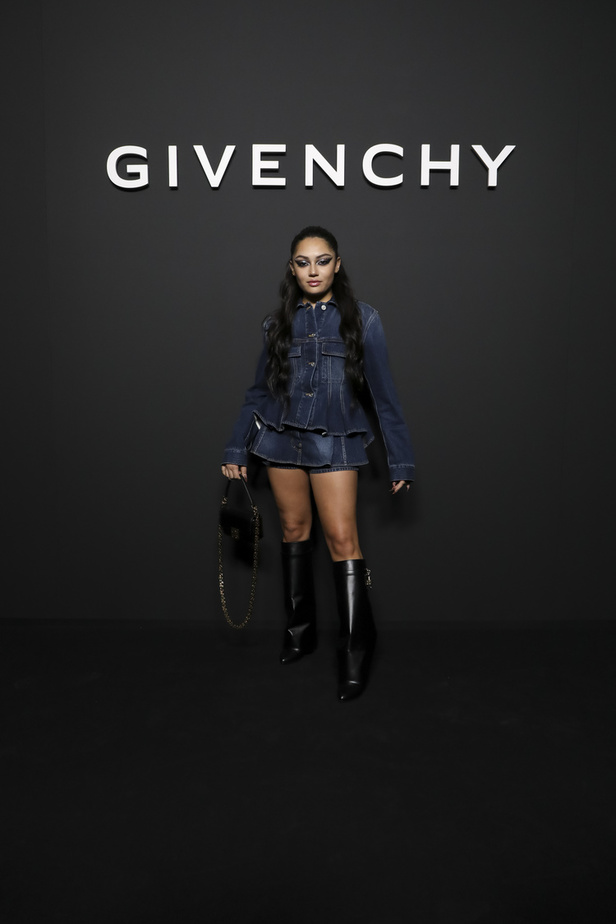 لمسات الكشكش واللؤلؤ تزيّن مجموعة أزياء Givenchy لخريف وشتاء 2022