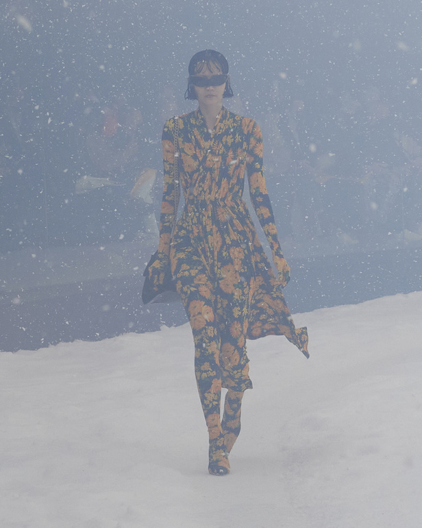 من عرض أزياء بالنسياغا لموسم خريف 2022