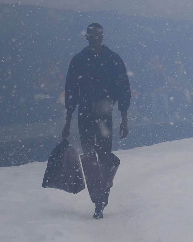 من عرض أزياء بالنسياغا لموسم خريف 2022