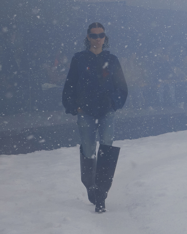 من عرض أزياء بالنسياغا لموسم خريف 2022