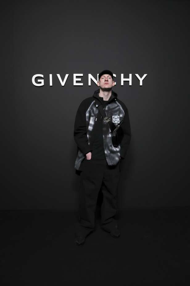لمسات الكشكش واللؤلؤ تزيّن مجموعة أزياء Givenchy لخريف وشتاء 2022