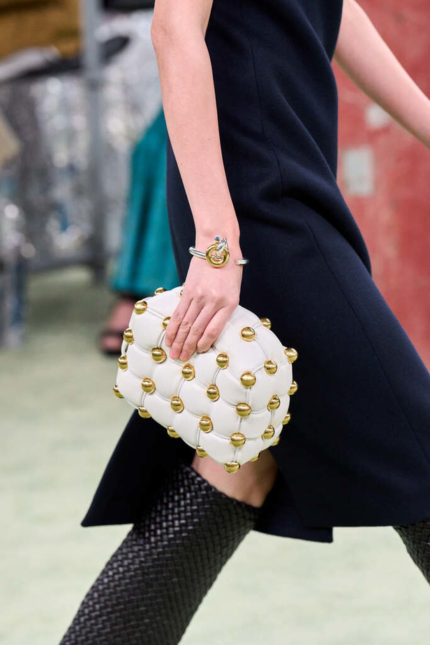 قوة المرأة العملية في مجموعة "بوتيغا فينيتا" لخريف وشتاء 2022