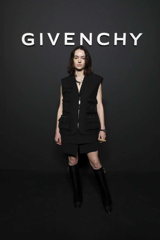 لمسات الكشكش واللؤلؤ تزيّن مجموعة أزياء Givenchy لخريف وشتاء 2022