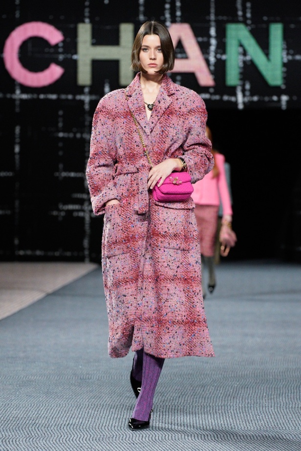 مجموعة CHANEL لخريف وشتاء 2022-2023 قصيدة تويد بتصاميم متجددة 