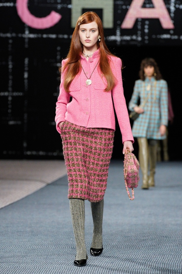 مجموعة CHANEL لخريف وشتاء 2022-2023 قصيدة تويد بتصاميم متجددة 