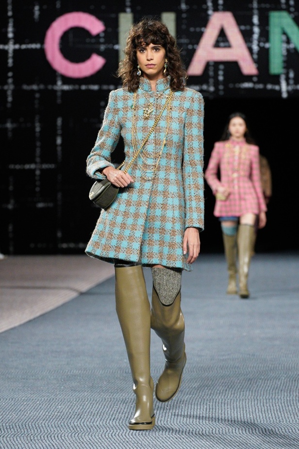 مجموعة CHANEL لخريف وشتاء 2022-2023 قصيدة تويد بتصاميم متجددة 