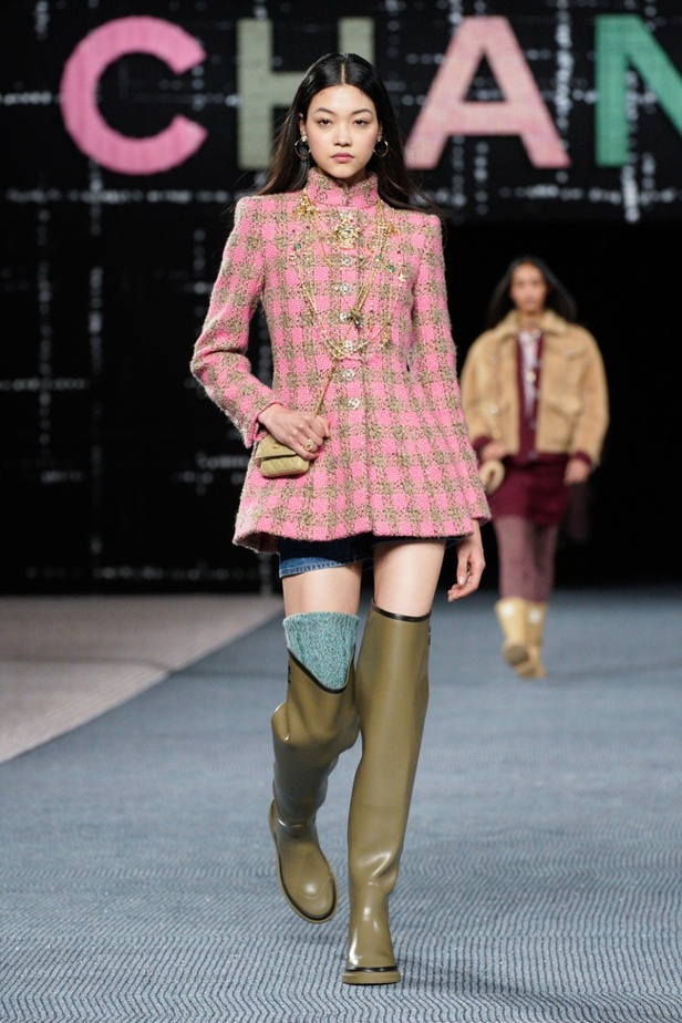 مجموعة CHANEL لخريف وشتاء 2022-2023 قصيدة تويد بتصاميم متجددة 