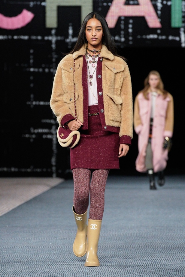 مجموعة CHANEL لخريف وشتاء 2022-2023 قصيدة تويد بتصاميم متجددة 