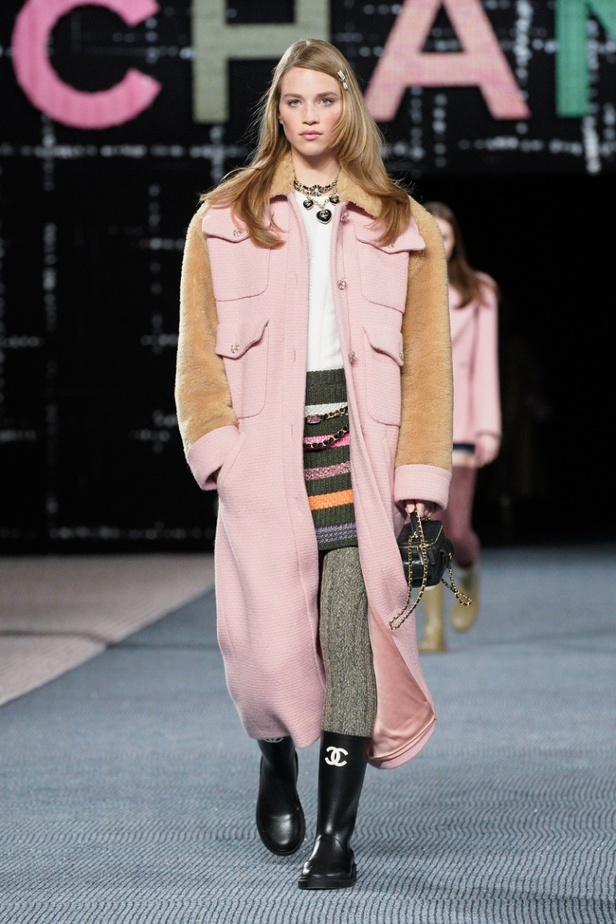 مجموعة CHANEL لخريف وشتاء 2022-2023 قصيدة تويد بتصاميم متجددة 