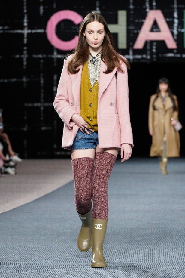 مجموعة CHANEL لخريف وشتاء 2022-2023 قصيدة تويد بتصاميم متجددة 