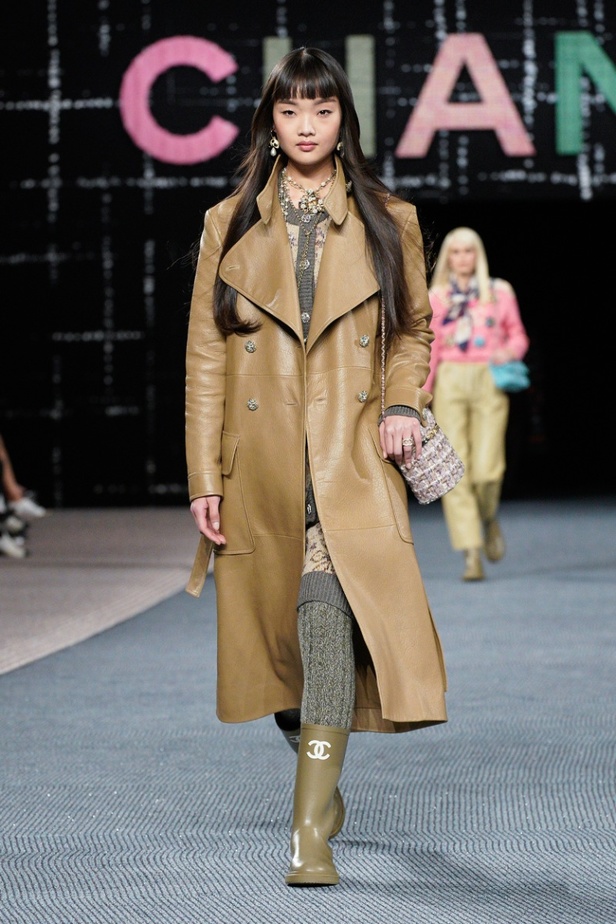 مجموعة CHANEL لخريف وشتاء 2022-2023 قصيدة تويد بتصاميم متجددة 