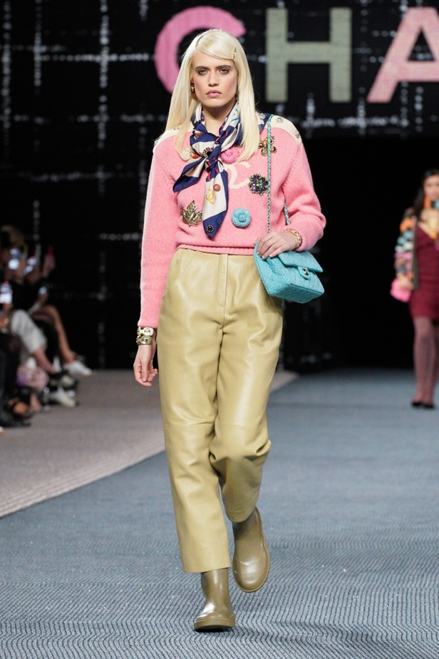 مجموعة CHANEL لخريف وشتاء 2022-2023 قصيدة تويد بتصاميم متجددة 