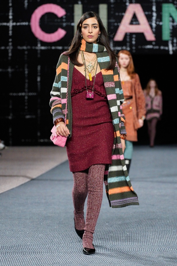 مجموعة CHANEL لخريف وشتاء 2022-2023 قصيدة تويد بتصاميم متجددة 