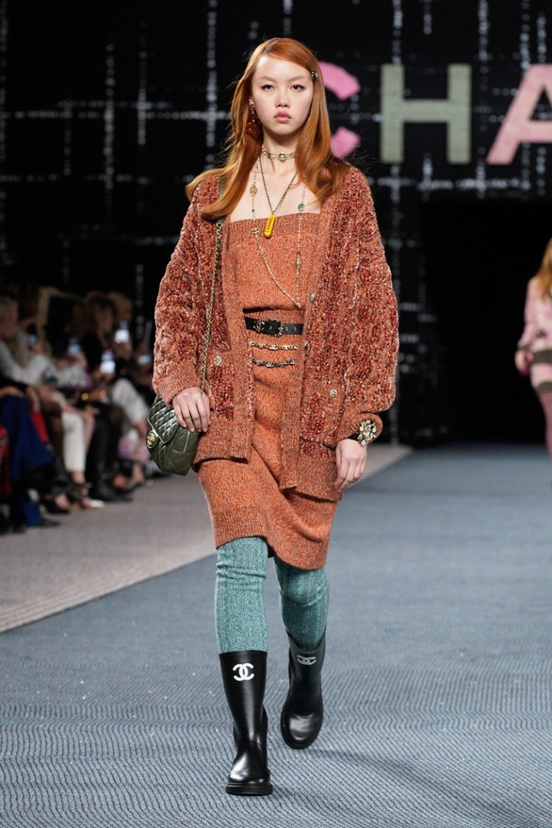 مجموعة CHANEL لخريف وشتاء 2022-2023 قصيدة تويد بتصاميم متجددة 