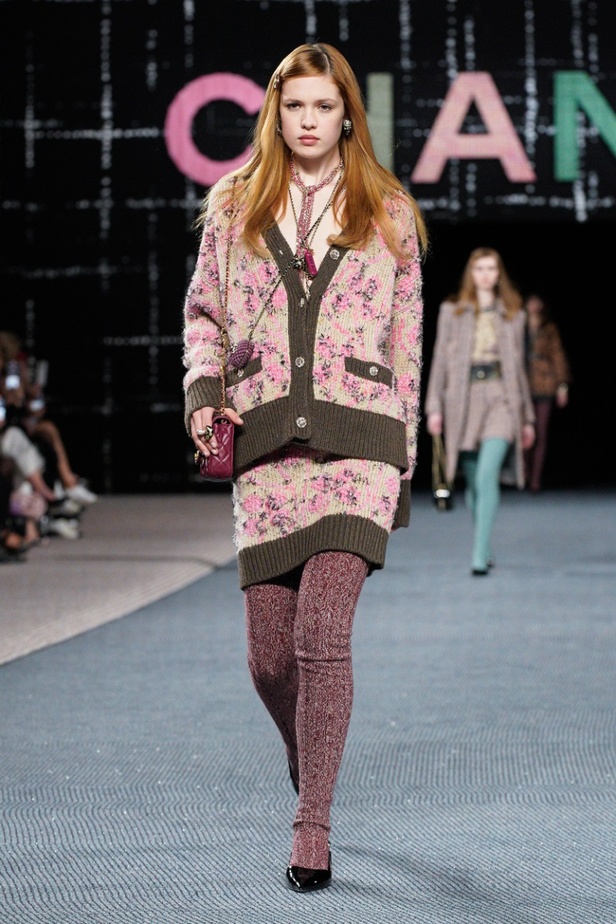 مجموعة CHANEL لخريف وشتاء 2022-2023 قصيدة تويد بتصاميم متجددة 