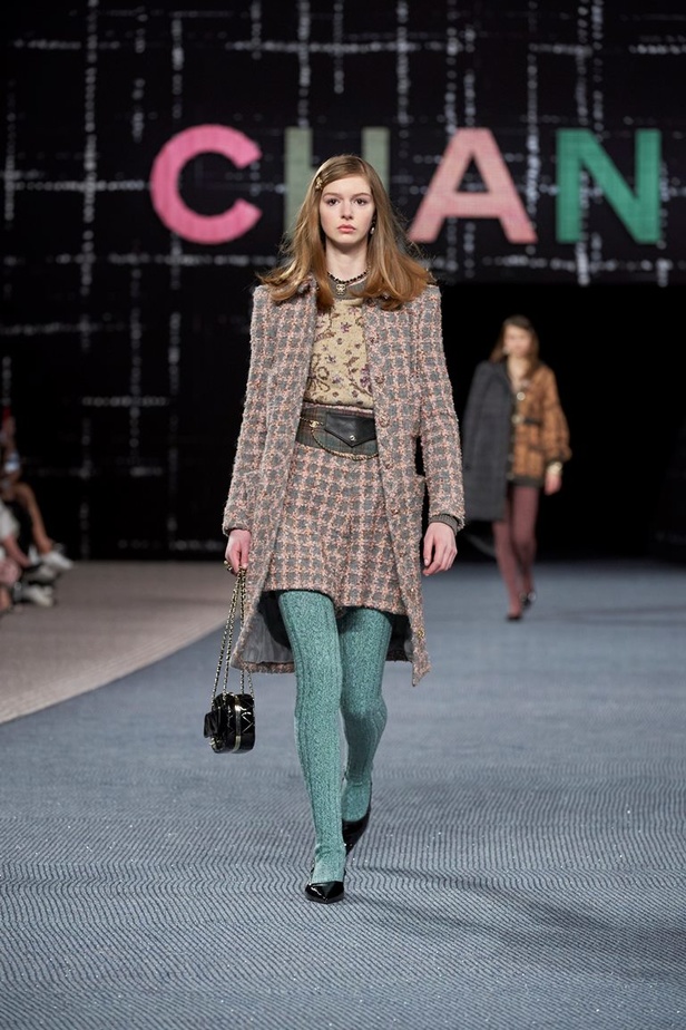 مجموعة CHANEL لخريف وشتاء 2022-2023 قصيدة تويد بتصاميم متجددة 