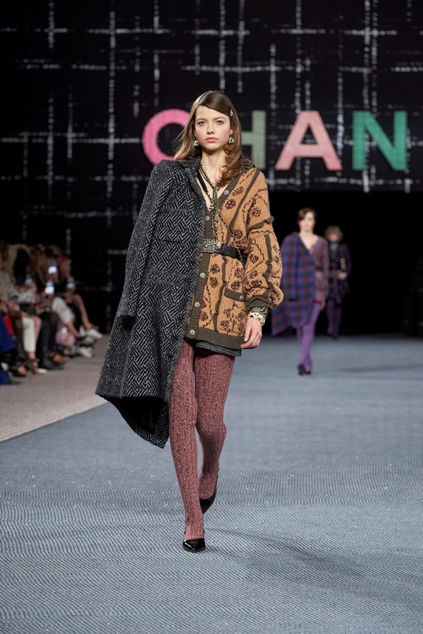 مجموعة CHANEL لخريف وشتاء 2022-2023 قصيدة تويد بتصاميم متجددة 