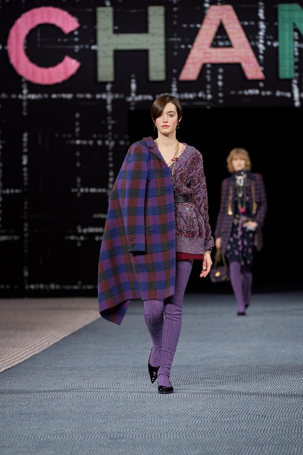 مجموعة CHANEL لخريف وشتاء 2022-2023 قصيدة تويد بتصاميم متجددة 