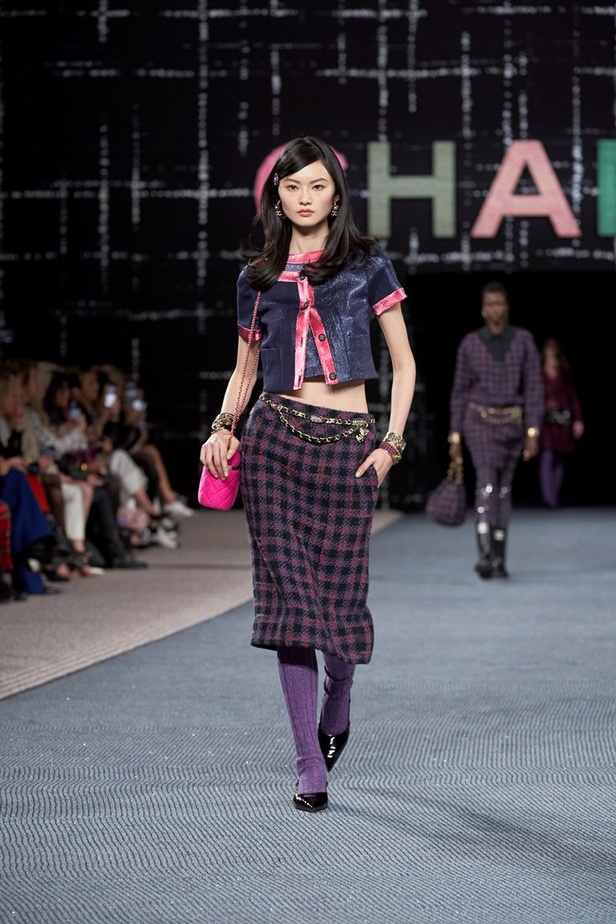 مجموعة CHANEL لخريف وشتاء 2022-2023 قصيدة تويد بتصاميم متجددة 