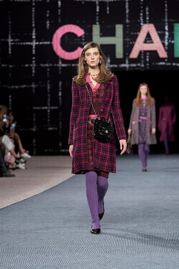 مجموعة CHANEL لخريف وشتاء 2022-2023 قصيدة تويد بتصاميم متجددة 