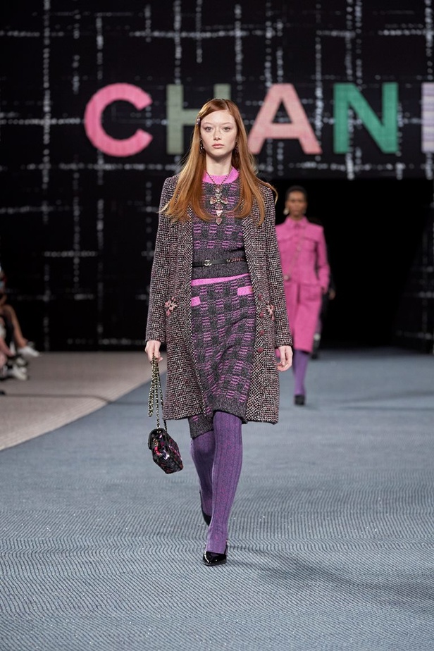 مجموعة CHANEL لخريف وشتاء 2022-2023 قصيدة تويد بتصاميم متجددة 