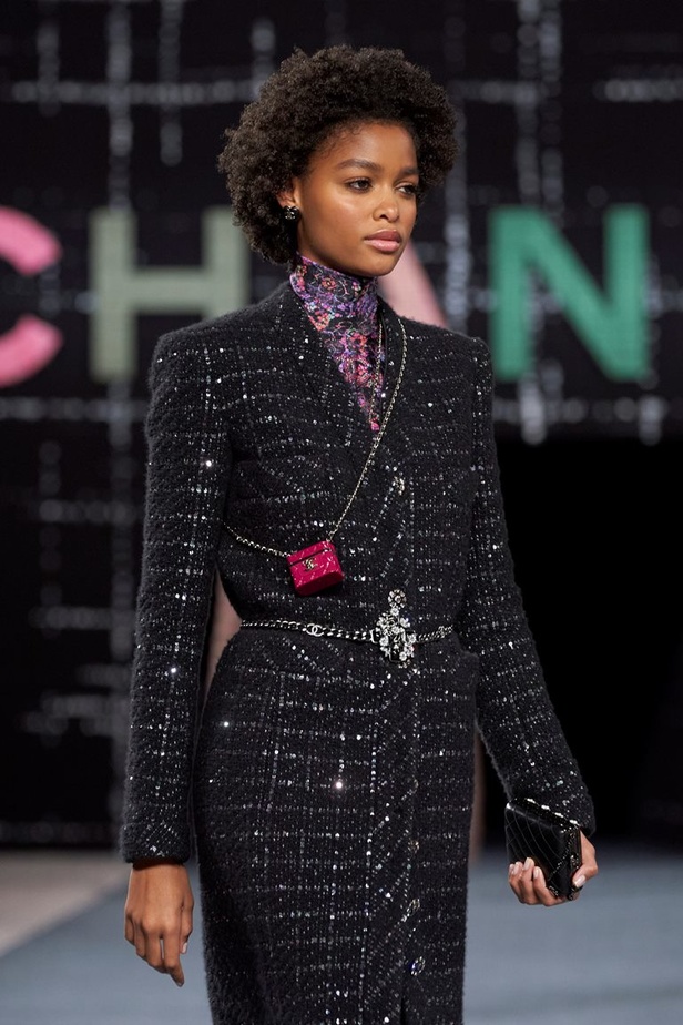 مجموعة CHANEL لخريف وشتاء 2022-2023 قصيدة تويد بتصاميم متجددة 